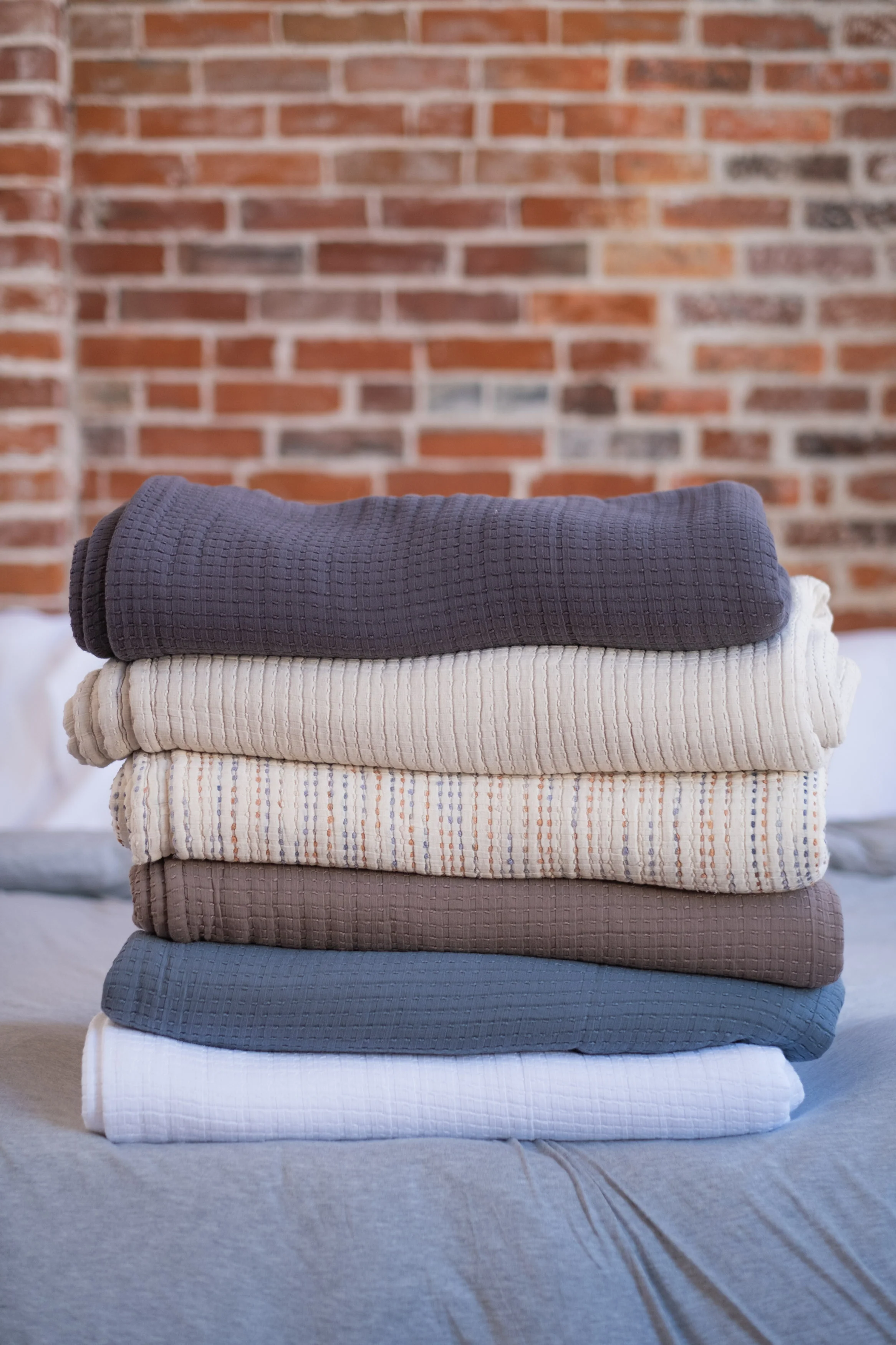 The Stitched Cotton Quilt in Charcoal - Image 6