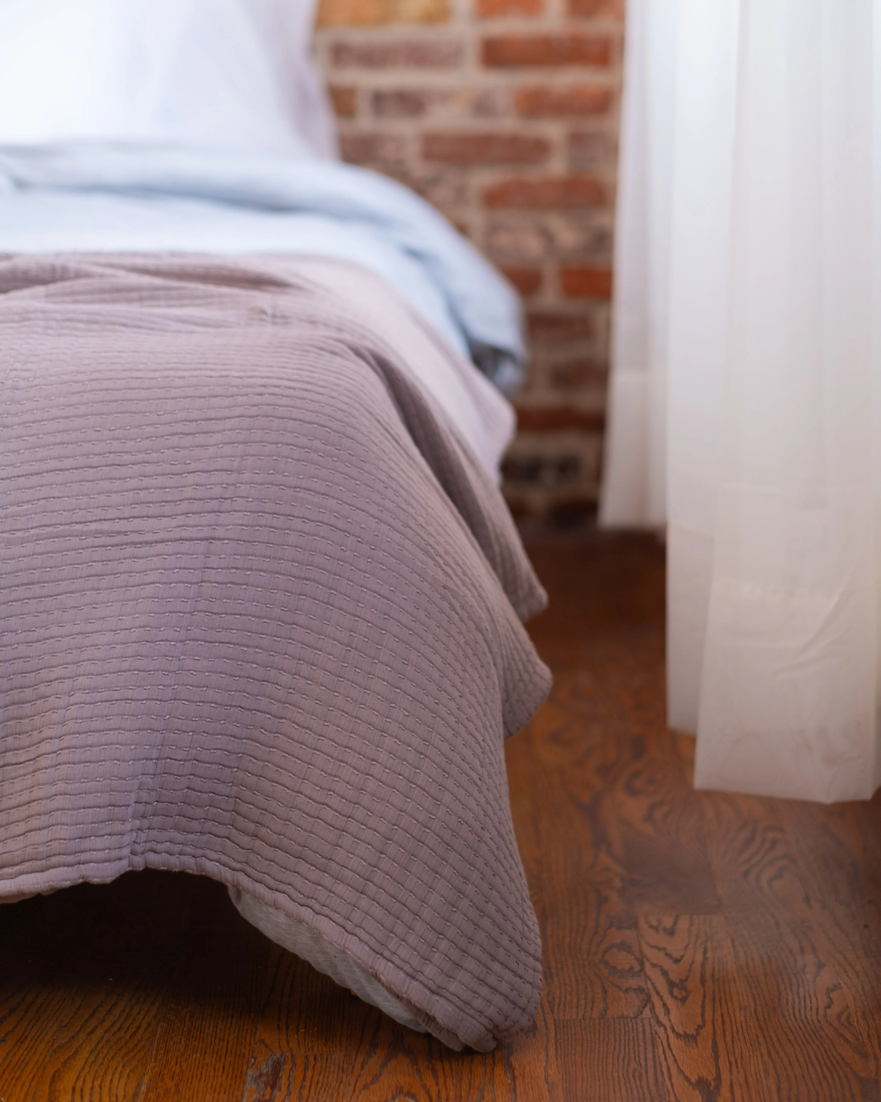 The Stitched Cotton Quilt in Chocolate - Image 4