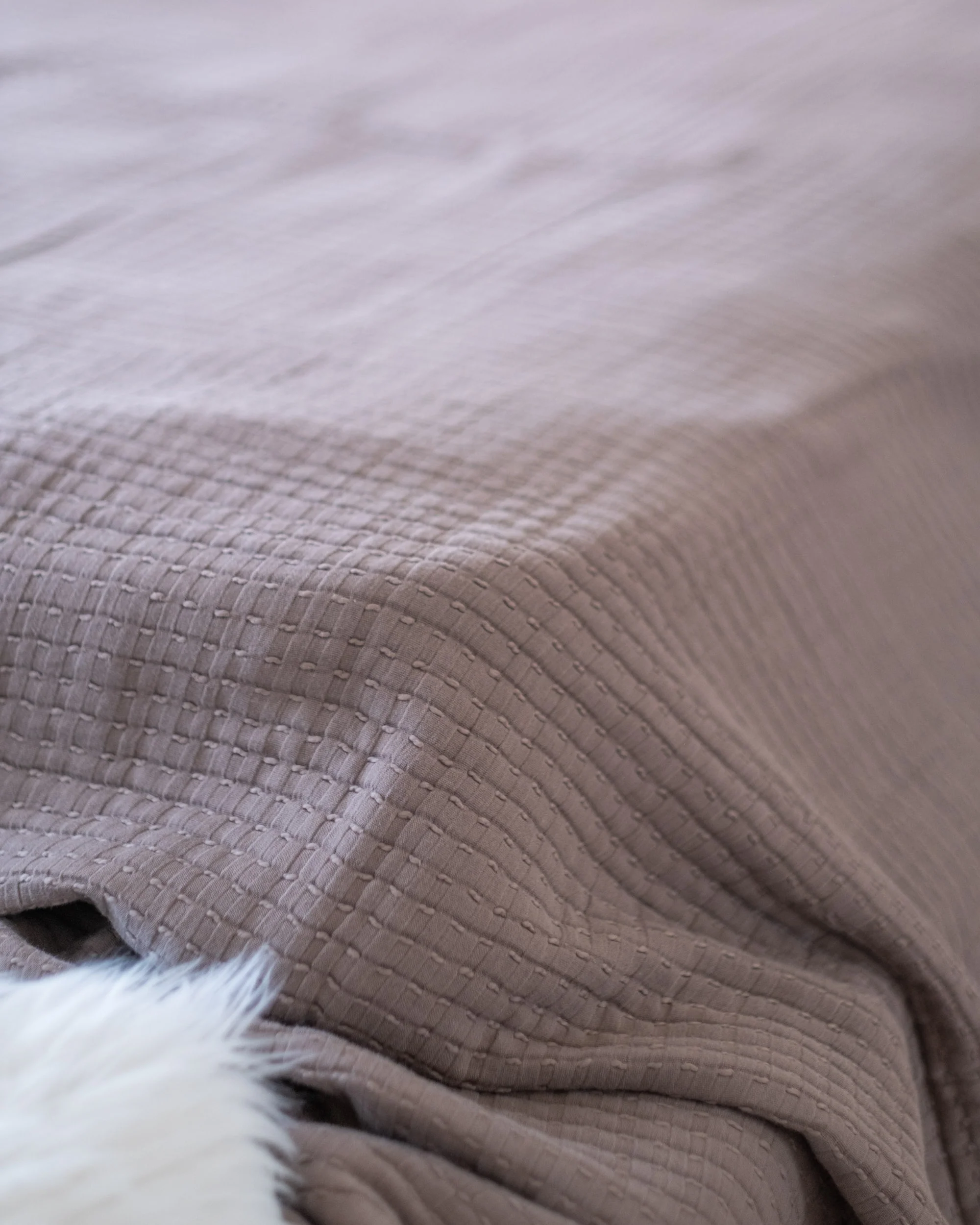 The Stitched Cotton Quilt in Chocolate - Image 7
