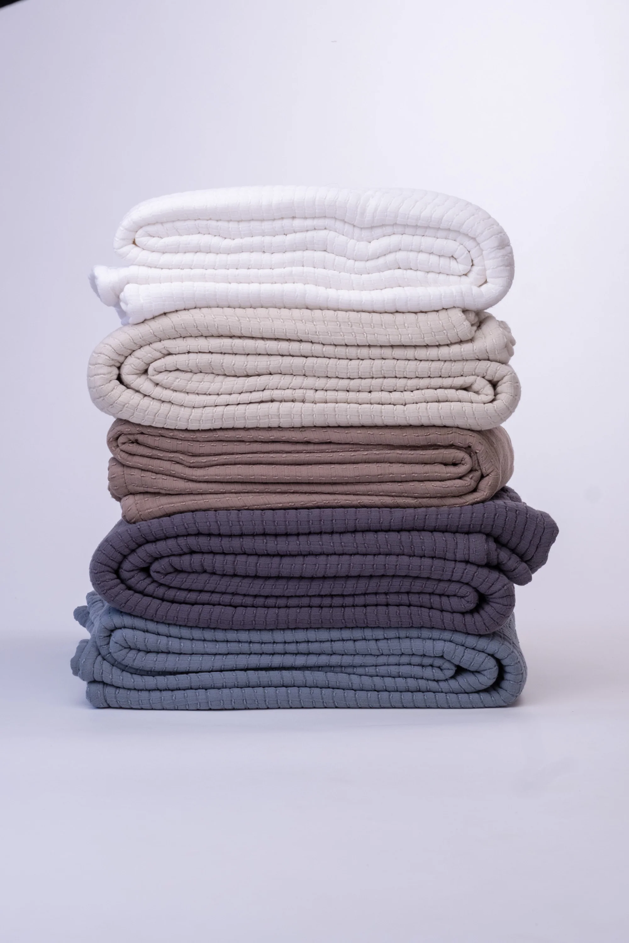 The Stitched Cotton Quilt in Chocolate - Image 8