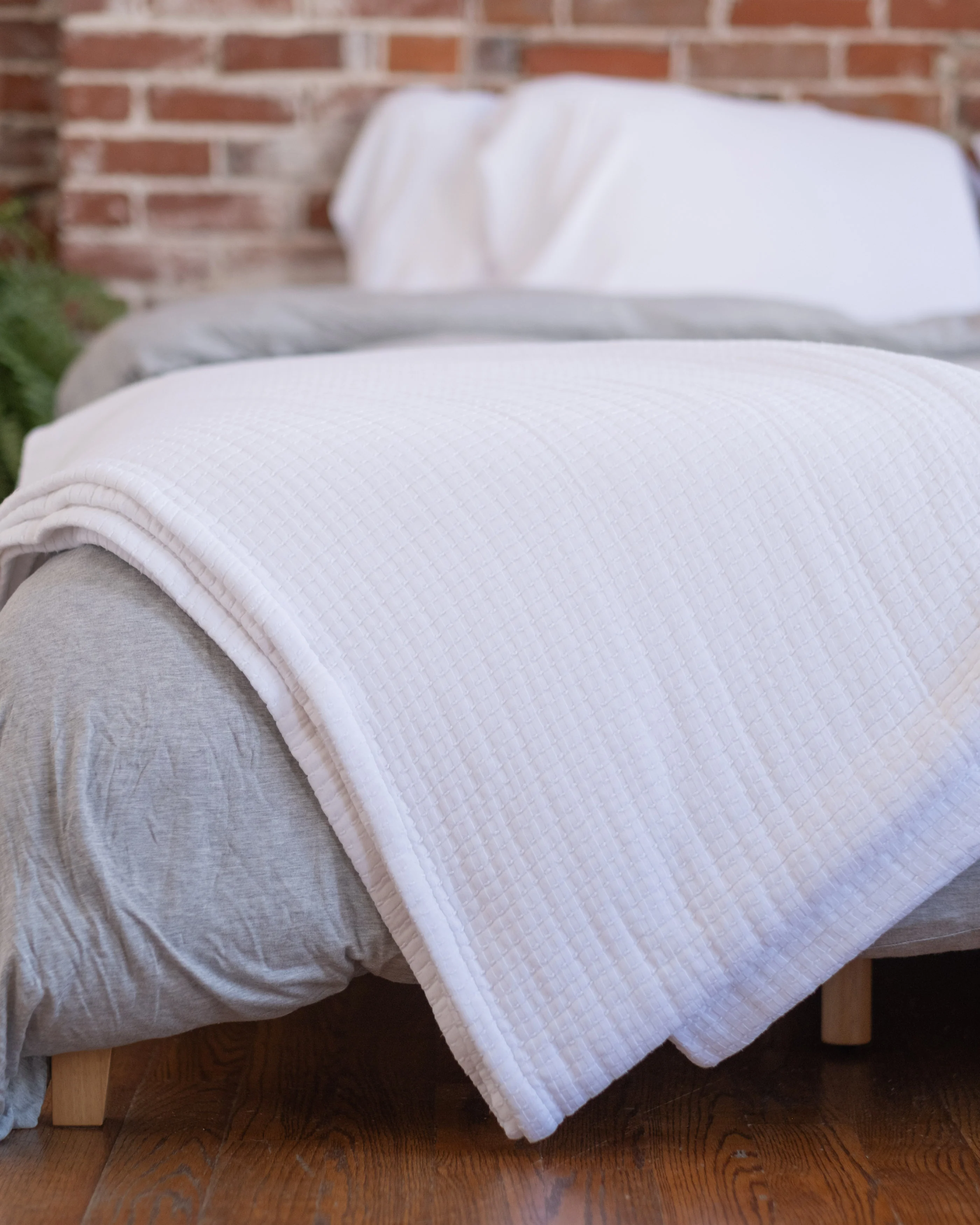 The Stitched Cotton Quilt in White - Image 5